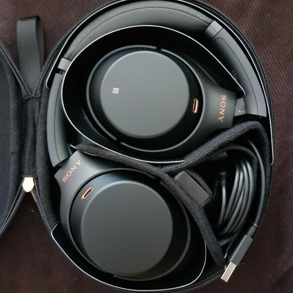 Sony WH-1000XM4 Headset - Picture 2 of 4
